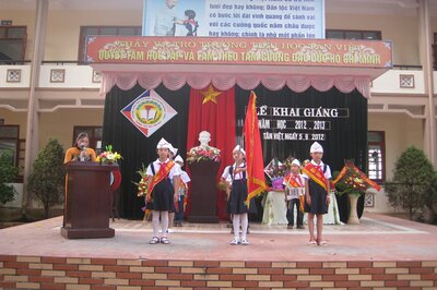 Đ/C Trần Thị Ngọc - Hiệu trưởng nhà trường đọc diễn văn khai giảng năm học mới